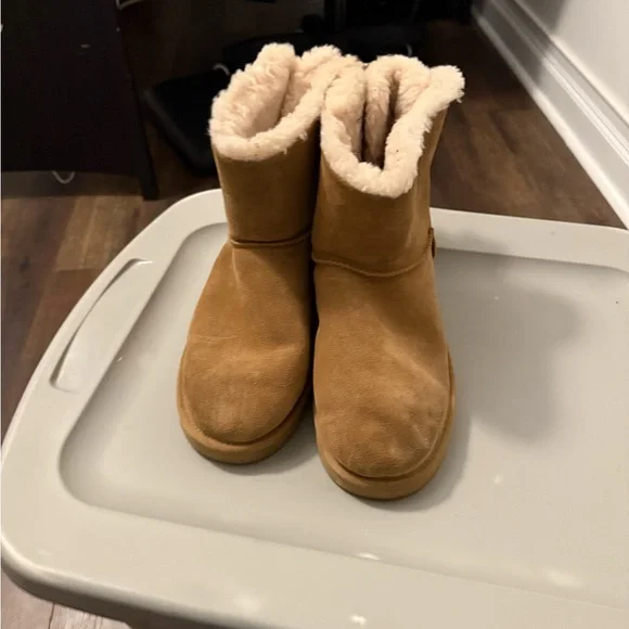 UGG Cream Sheepskin Footwear - Picture 5 of 8